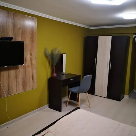 студиото е партер от жилищна сграда. център. *