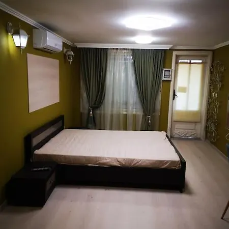 студиото е партер от жилищна сграда. топ център. Apartment Varna