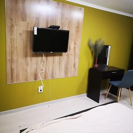 Apartment студиото е партер от жилищна сграда. топ център.