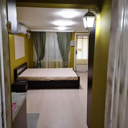 Apartment студиото е партер от жилищна сграда. топ център.