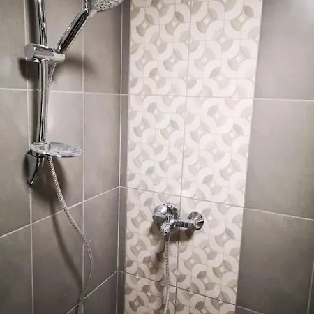 Apartment студиото е партер от жилищна сграда. топ център.